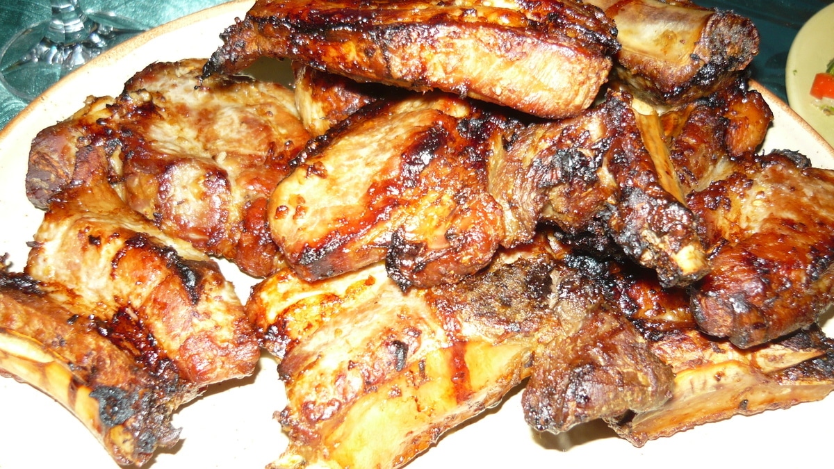 Свиные ребрышки с коньяком и хреном