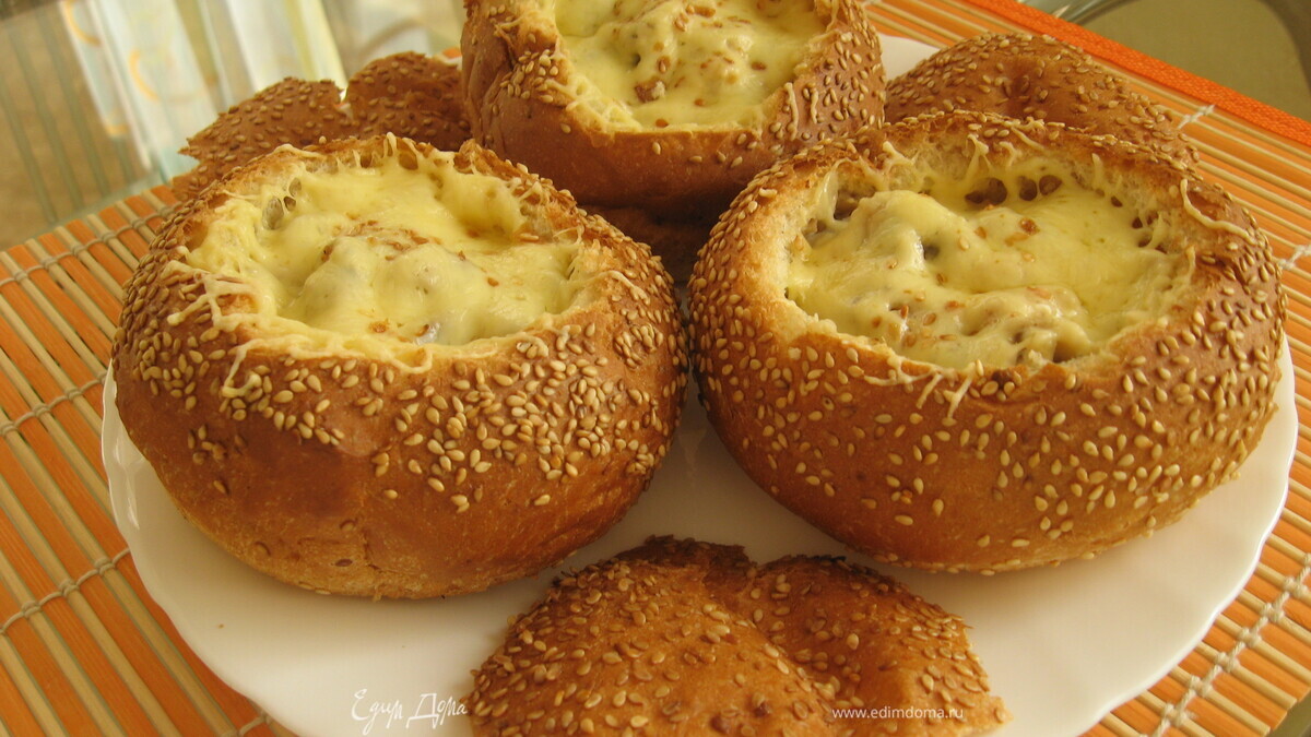 Жульен в булочке с кунжутом