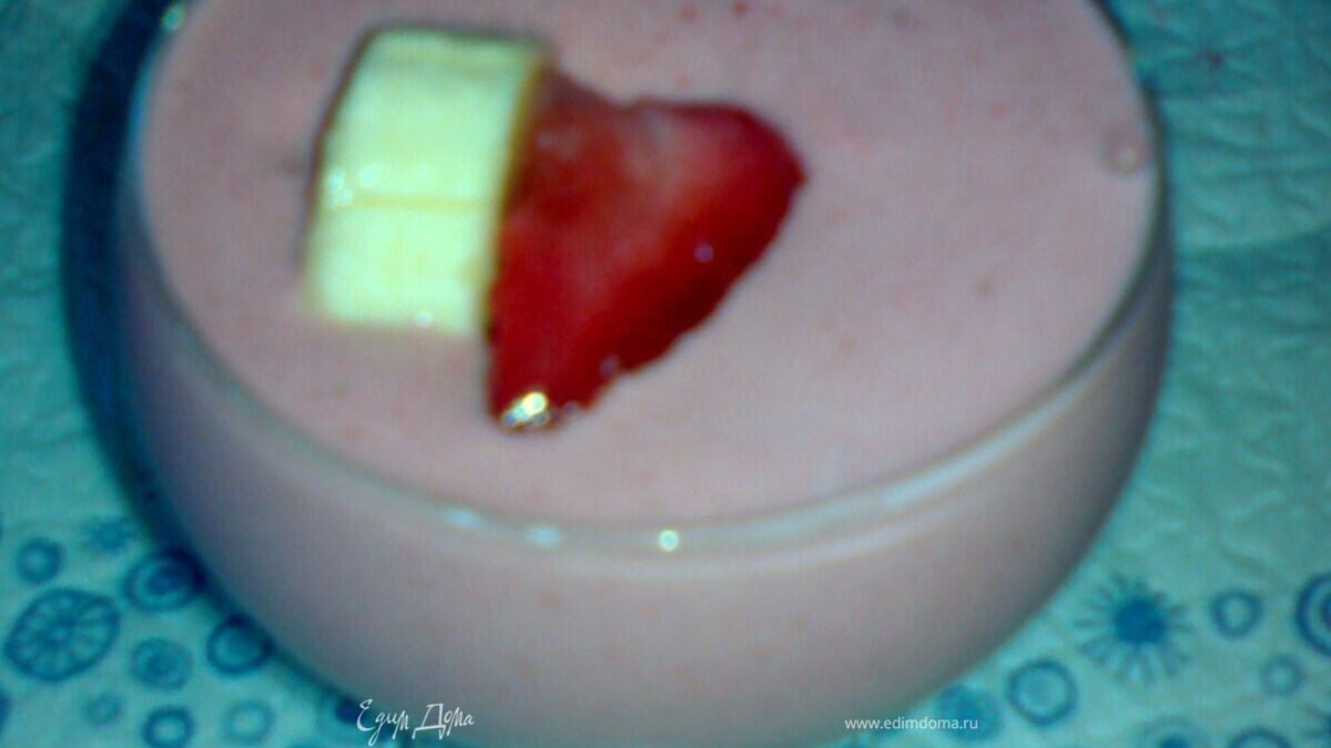 Коктейль с клубникой и бананом.