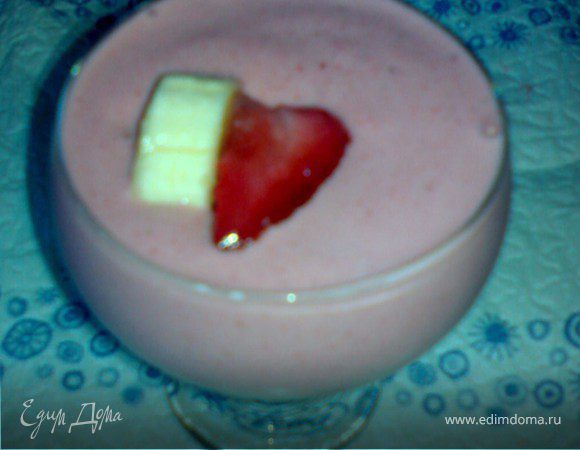 Коктейль с клубникой и бананом. Коктейль с клубникой и бананом.