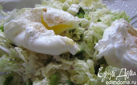 Рецепт Легкий овощной салат с яйцом пашот
