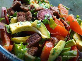 Салат с авокадо и колбаской