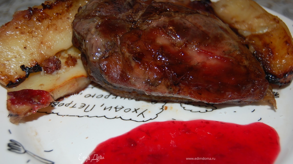Утка под клюквенно-имбирным соусом.
