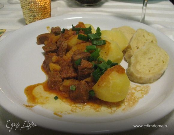 Тушеная говядина с кнедлями