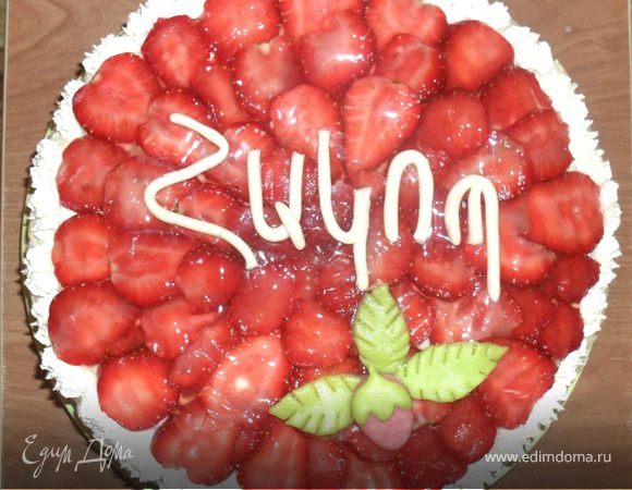 Торт с клубничным суфле и персиковым кремом