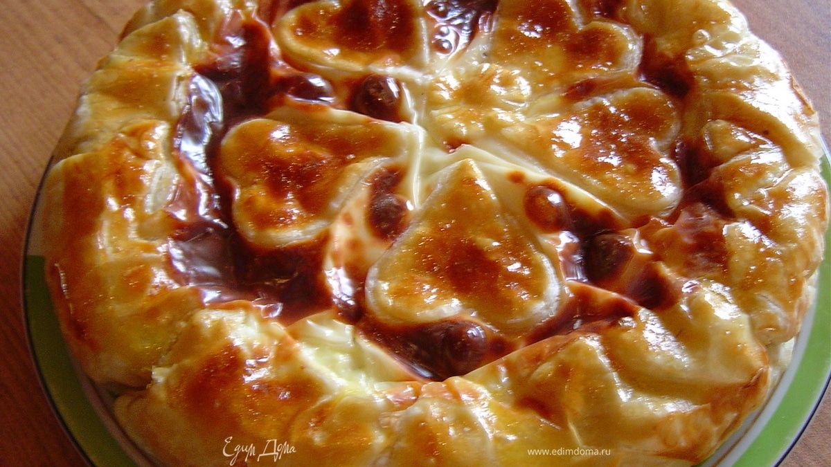 Пирог из слоеного теста с творогом и зеленью