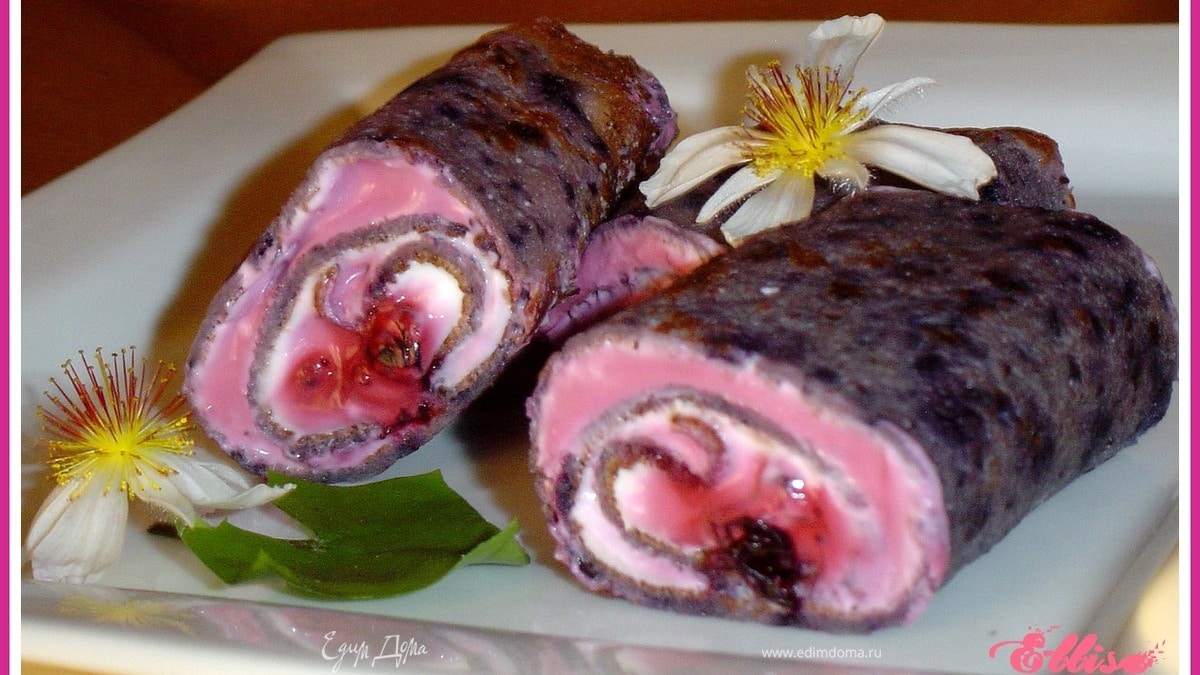 Черничные блинчики с творожно-черничной начинкой.