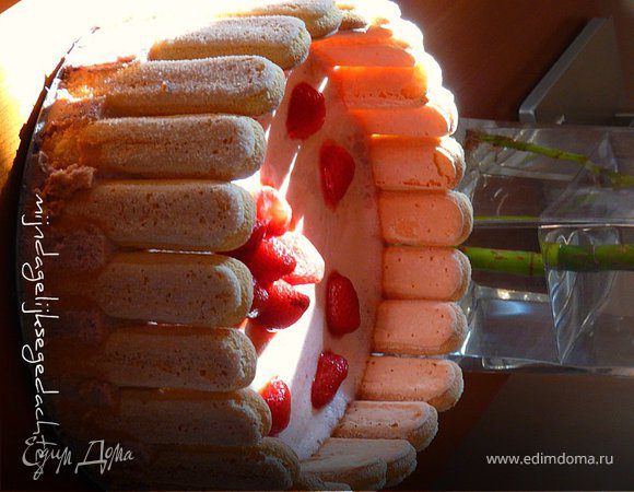 Классическая шарлотка с клубничным муссом Классическая шарлотка с клубничным муссом