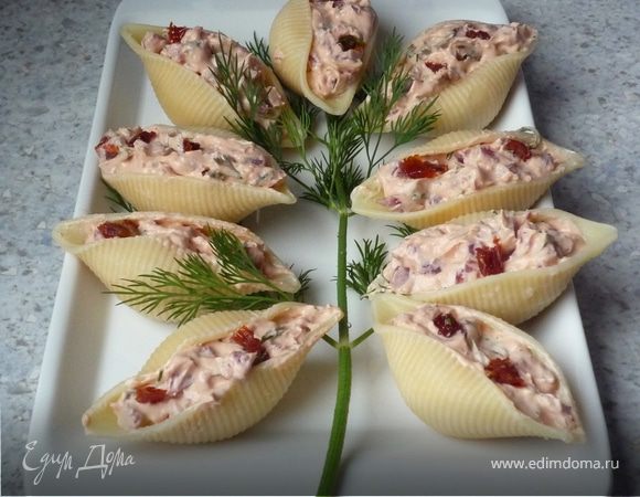 Паста конкильони (большие ракушки) с начинкой из вяленых томатов и копченого окорока