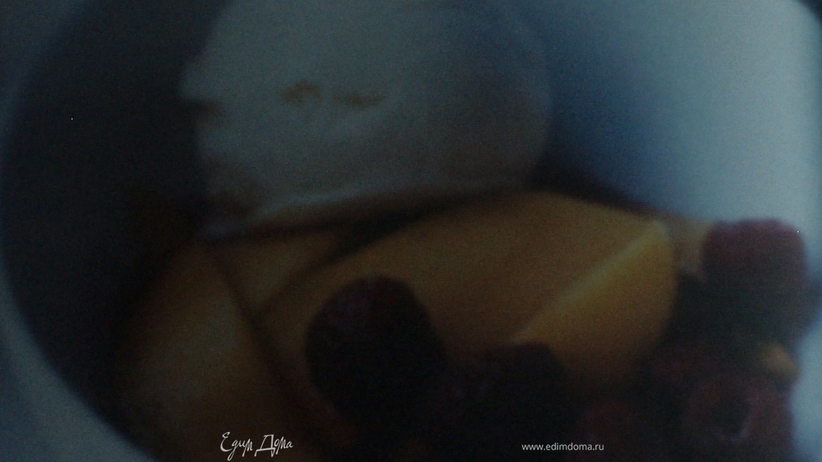 Салат с малиной и манго.