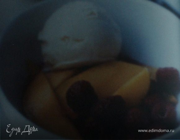 Салат с малиной и манго.