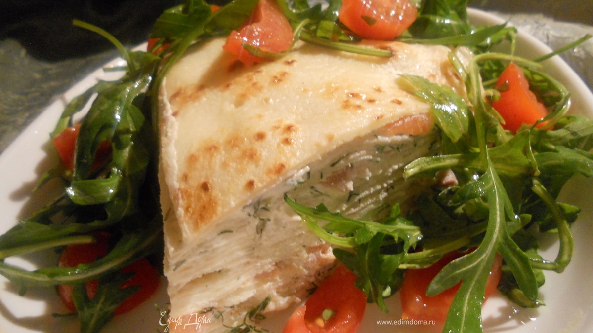 Блинный пирог со сливочным сыром, форелью и салатом из руколы