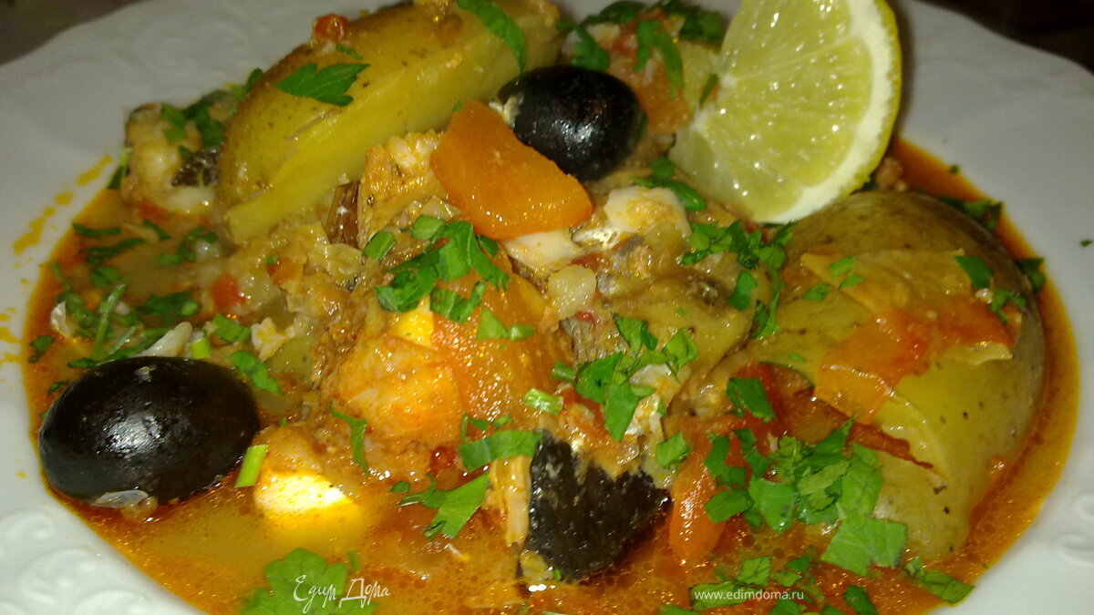 Тажин из белой рыбы с картошкой, черри и оливками
