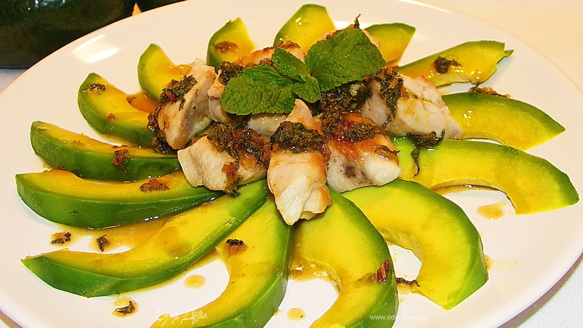 Куриная грудка с авокадо под мятным соусом