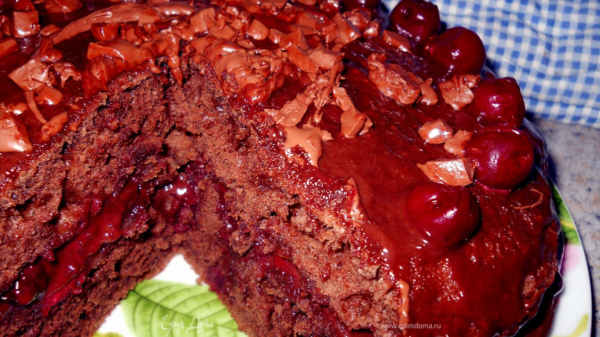 Торт шоколадный с вишней