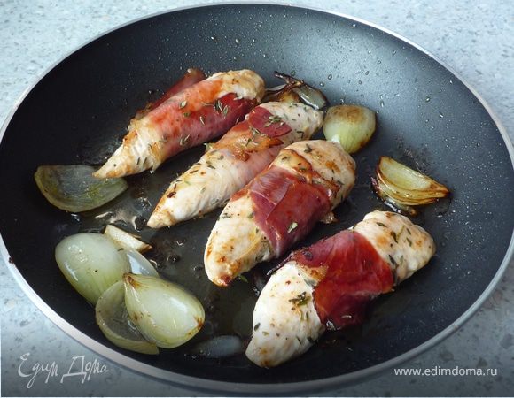 Ароматная куриная грудка в мантии из бекона Ароматная куриная грудка в мантии из бекона