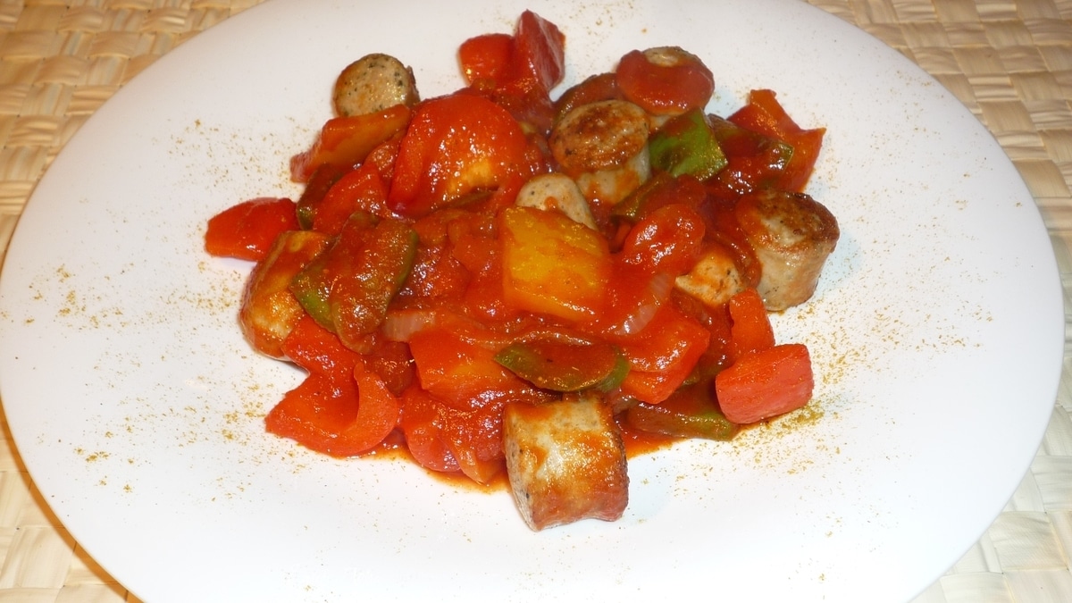 Жареные колбаски с овощами