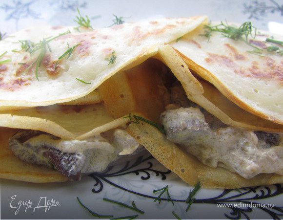 Блинчики с грибным соусом.