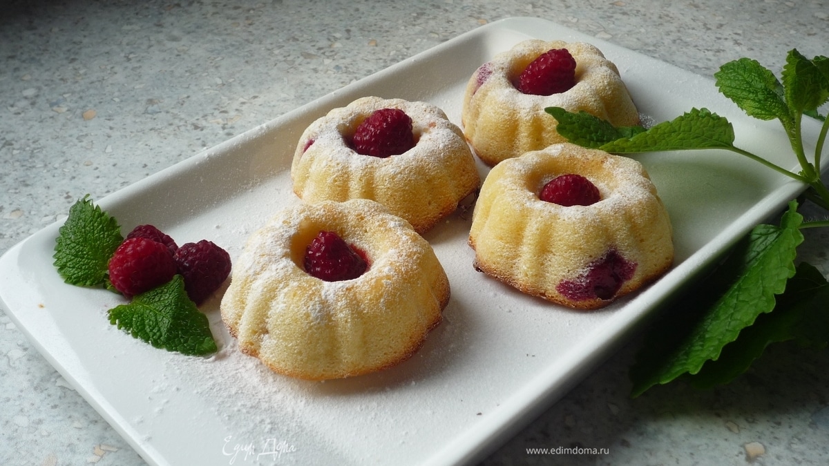 Нежные манные маффины с малиной