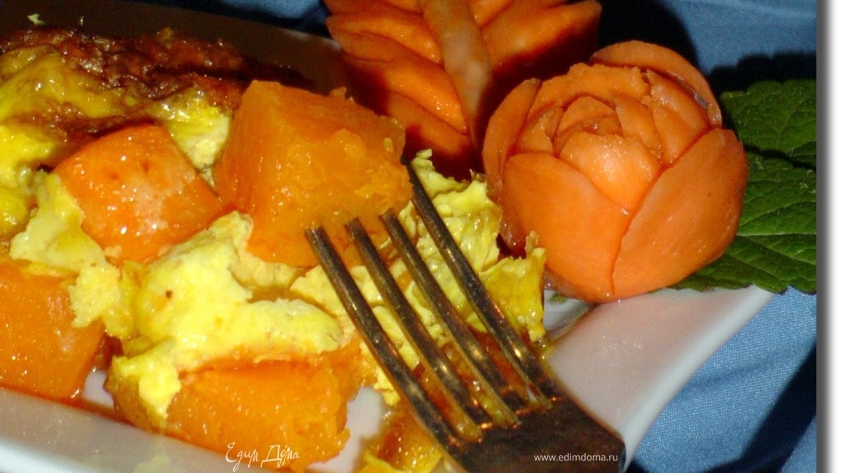 Тыква, запеченная с яйцами в горшочках