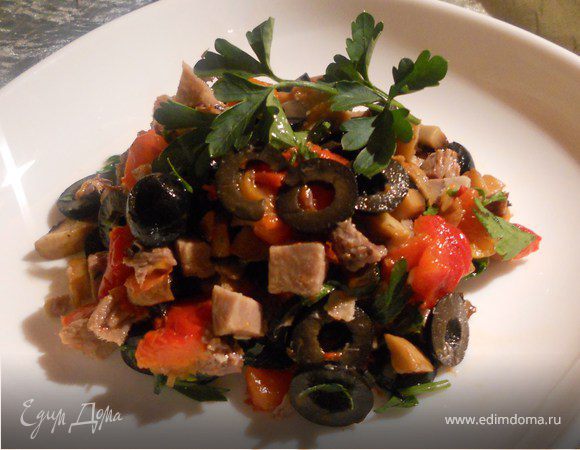 Салат с языком, шампиньонами и печеным сладким перцем