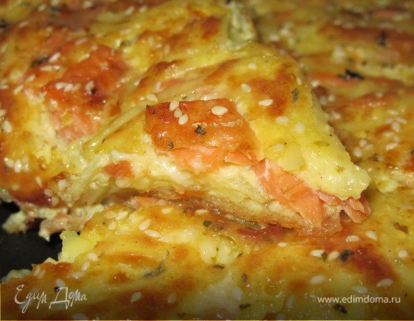Пирог с семгой, сыром, картофелем и кунжутом (эксперимент №2)