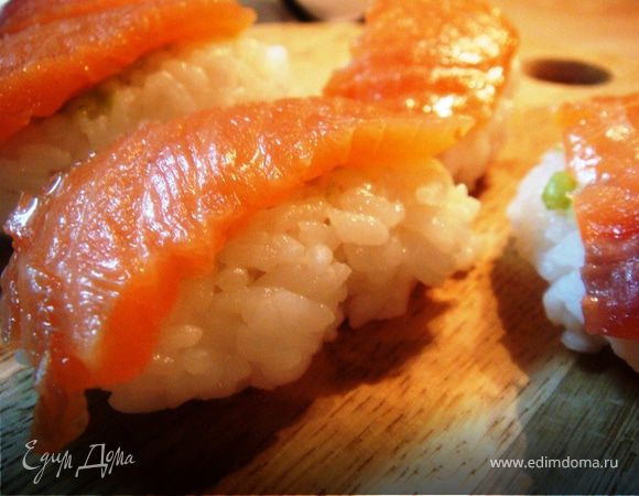 Нигири-суши с лососем Нигири-суши с лососем