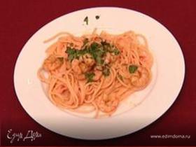Спагетти с лососем и креветками.