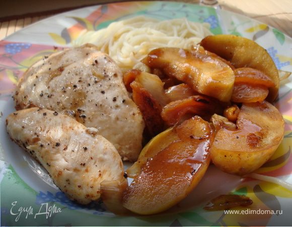 Куриные грудки с яблоком