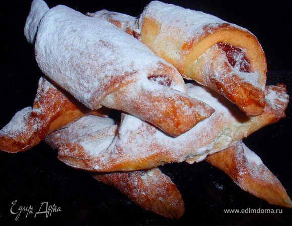 Творожные рогалики с вишней Творожные рогалики с вишней