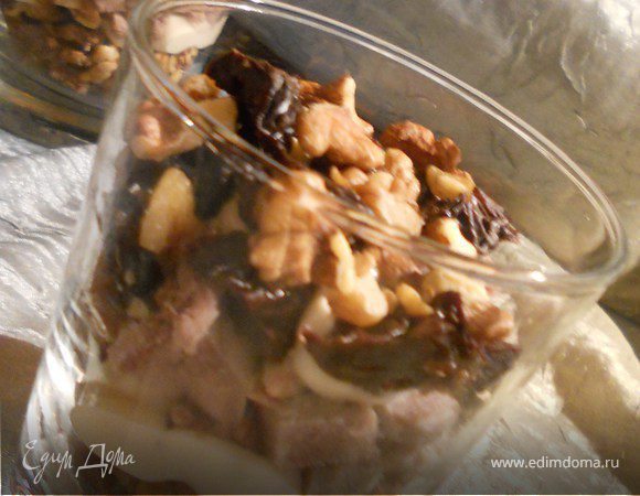 Салат с языком, черносливом и грецкими орехами