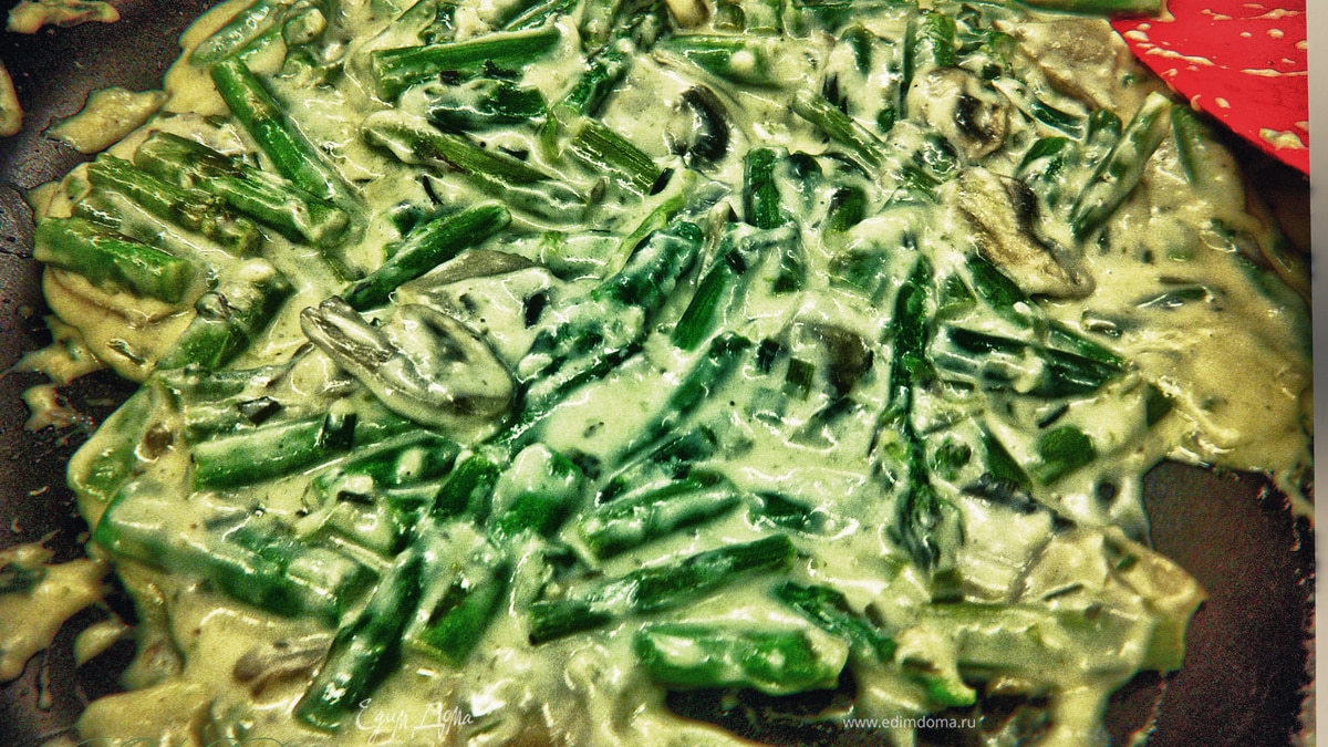 Спаржа с грибами в луковом соусе 