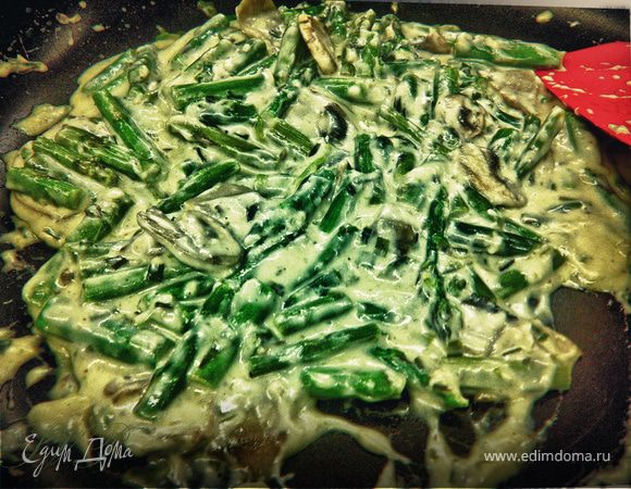 Спаржа с грибами в луковом соусе 