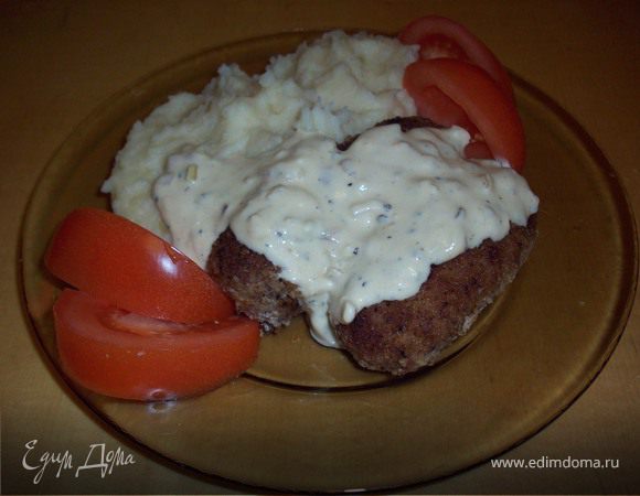 Мясные колбаски с картофельным пюре под "благородным" сырным соусом