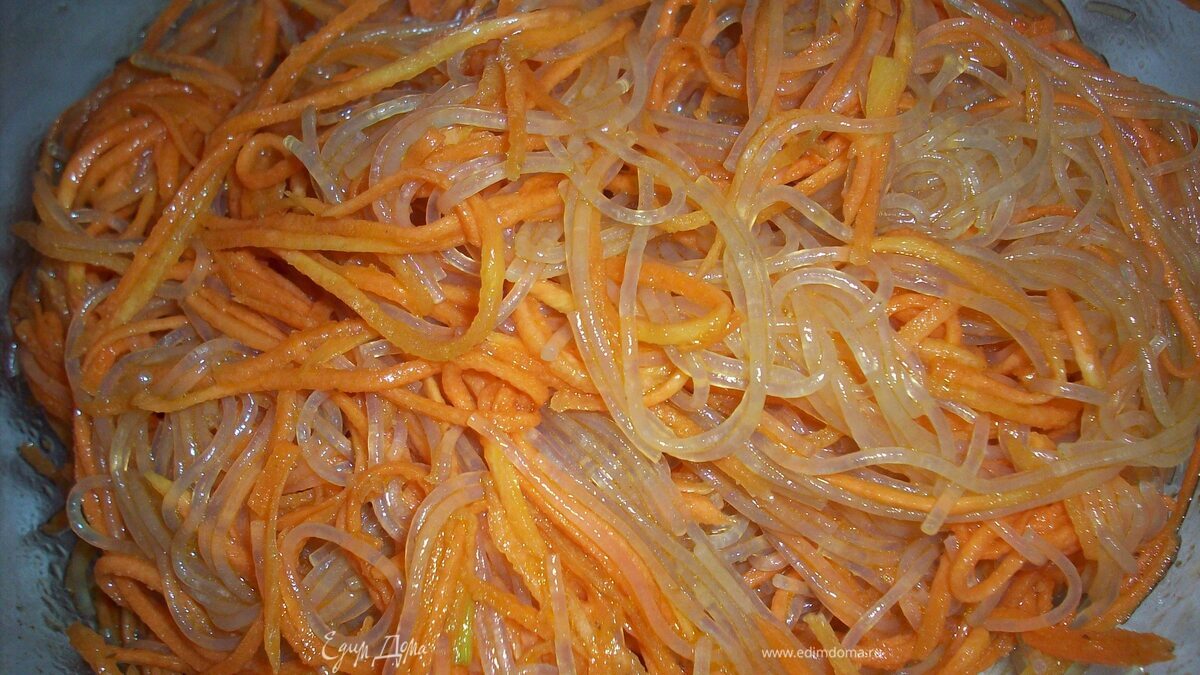 Салат из моркови и рисовой лапши фунчеза по корейски