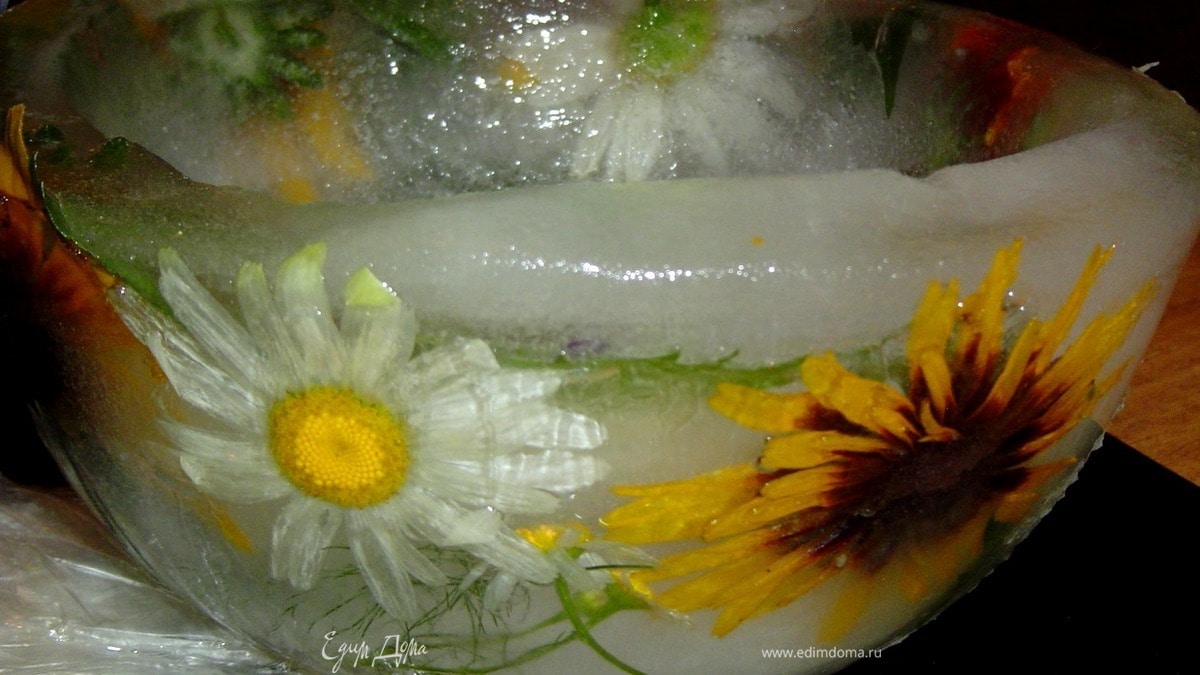 Ледяная чаша с живыми цветами