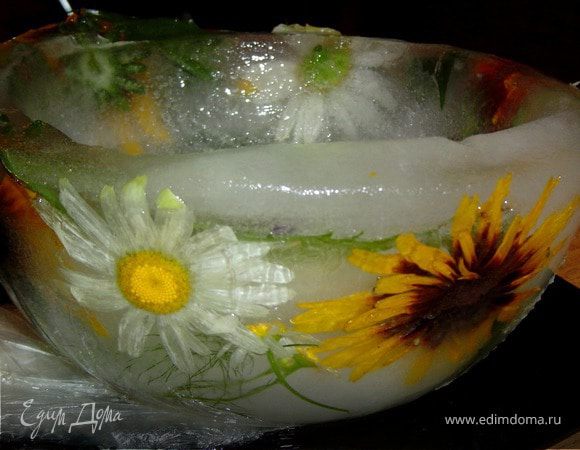 Ледяная чаша с живыми цветами 