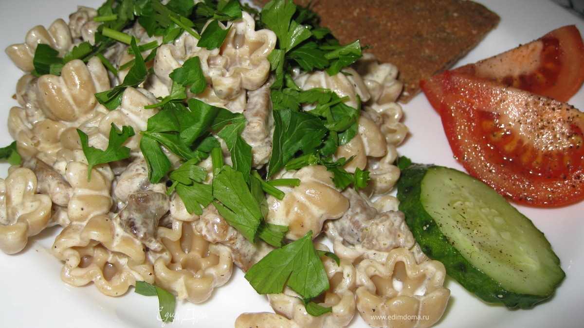 Ржаные макаронцы со свининой и сливками