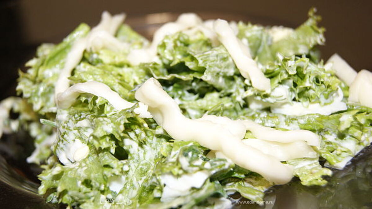 Салат из листьев салата с сыром Сулугуни