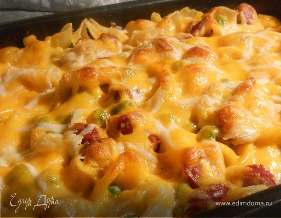 Запеченная паста с зеленым горошком и копчеными колбасками