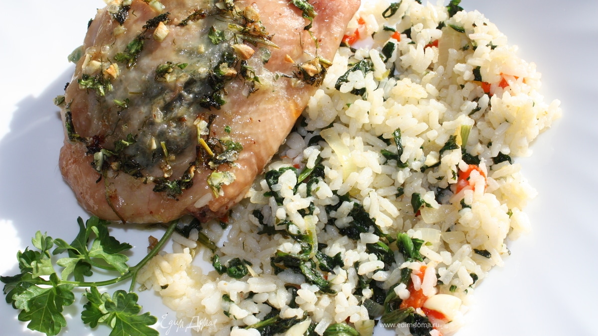 Куриные бедрышки с пряными травами и рис со шпинатом и болгарским перцем