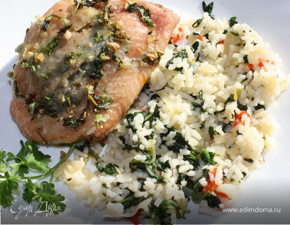 Куриные бедрышки с пряными травами и рис со шпинатом и болгарским перцем Куриные бедрышки с пряными травами и рис со шпинатом и болгарским перцем