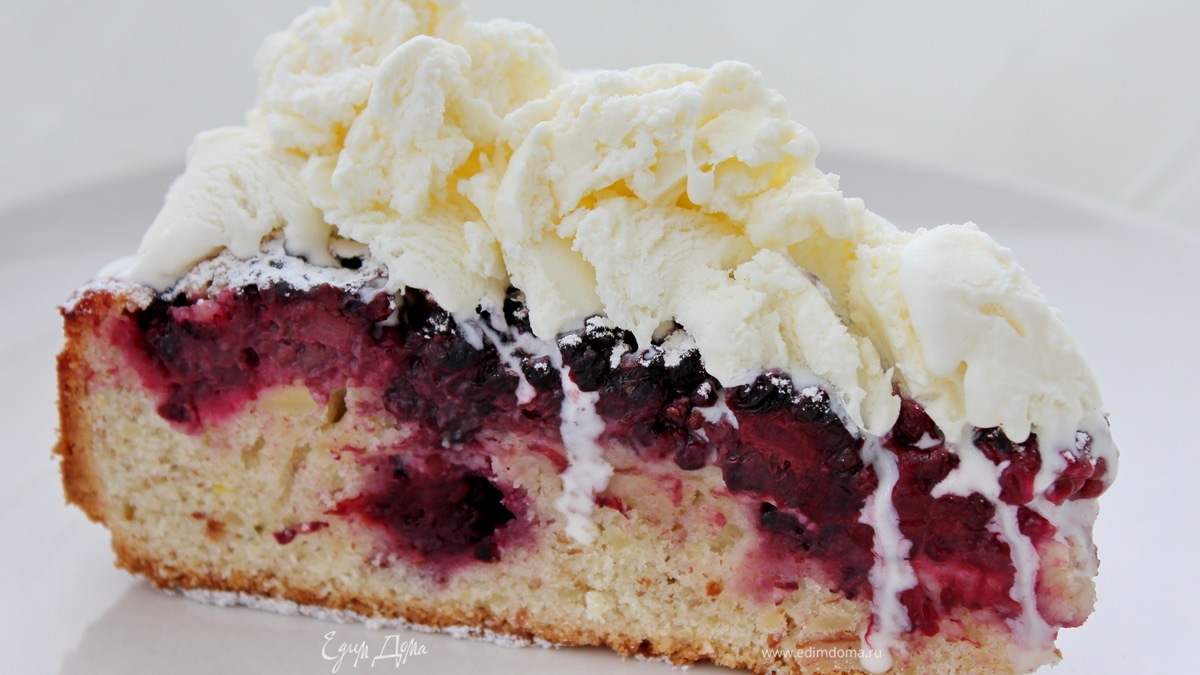 Ежевичный пирог с пломбиром