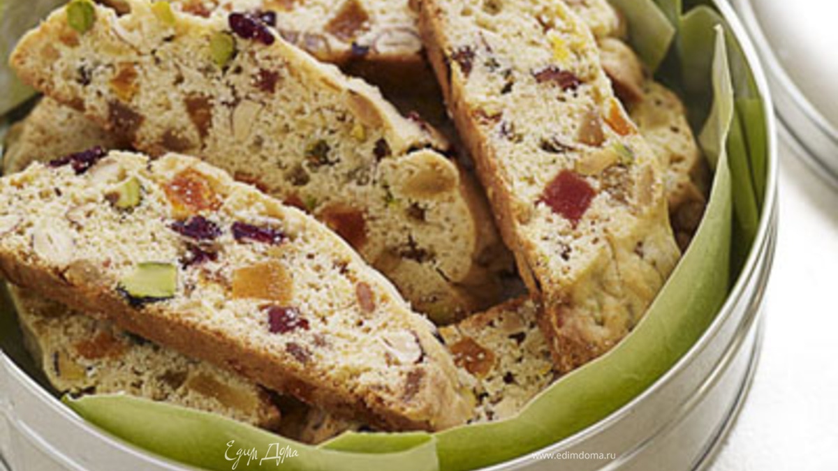 Бисквит с орехами и фруктами