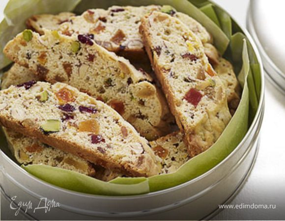 Бисквит с орехами и фруктами
