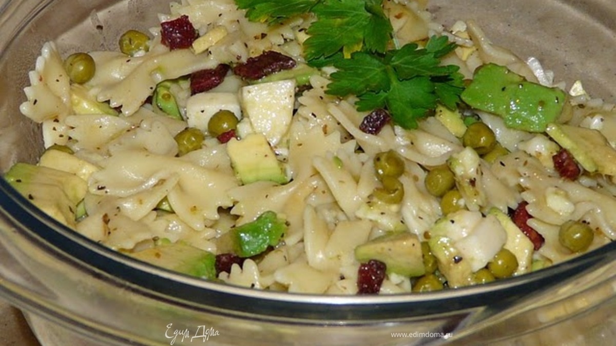 Паста с авокадо и колбаской