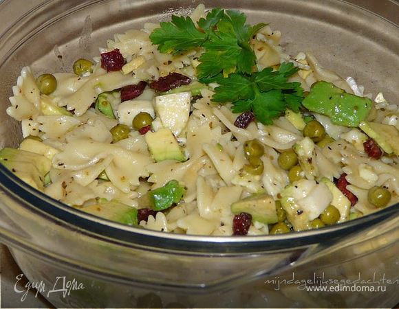 Паста с авокадо и колбаской