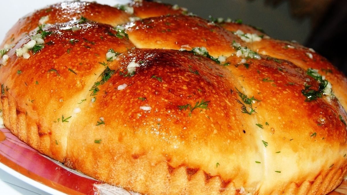 Ароматная булка под чесночным соусом.