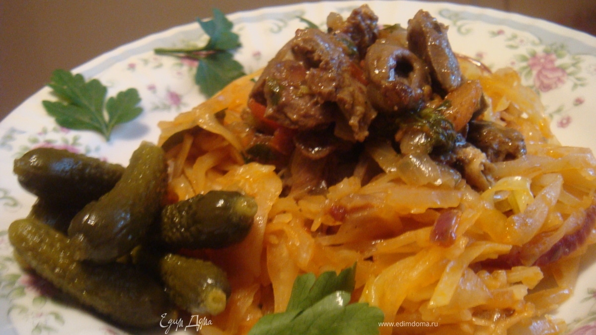 Капуста тушеная с вялеными помидорами и сердечками