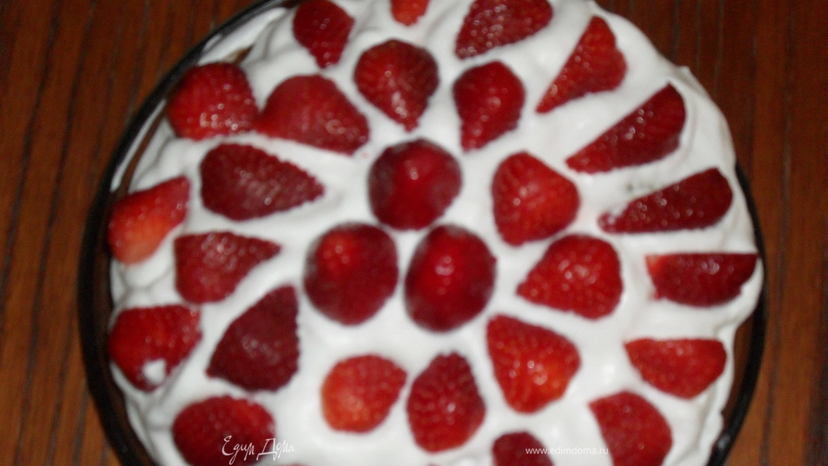 Лёгкий торт с клубникой